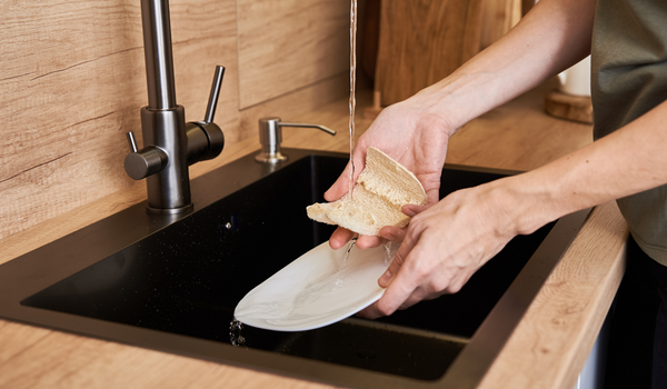 Les Cuisinautes - Eponge lavable, luffa, brosse à vaisselle, par quoi  remplacer votre éponge jetable ?